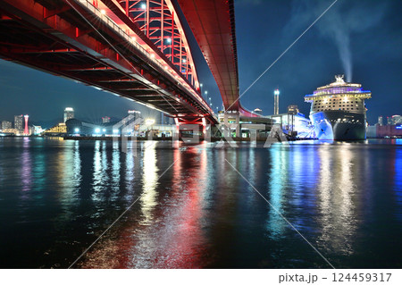 豪華客船「スペクトラム・オブ・ザ・シーズ」の神戸大橋との夜景 豪華客船「スペクトラム・オブ・ザ・シーズ」の神戸大橋との夜景 124459317