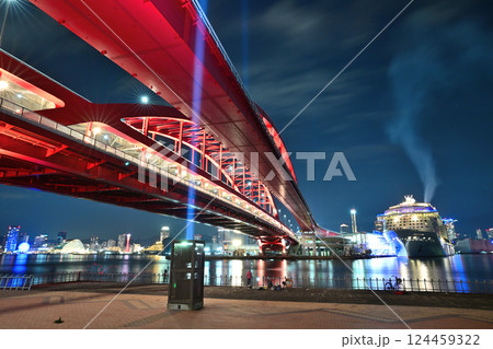 豪華客船「スペクトラム・オブ・ザ・シーズ」の神戸大橋との夜景 豪華客船「スペクトラム・オブ・ザ・シーズ」の神戸大橋との夜景 124459322