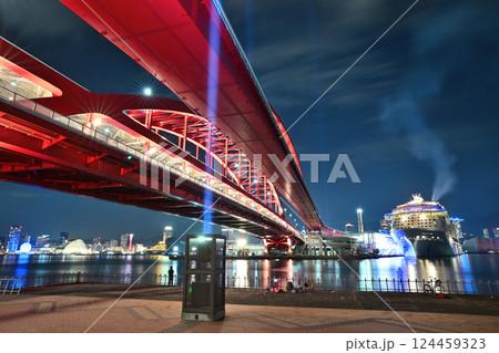 豪華客船「スペクトラム・オブ・ザ・シーズ」の神戸大橋との夜景 豪華客船「スペクトラム・オブ・ザ・シーズ」の神戸大橋との夜景 124459323