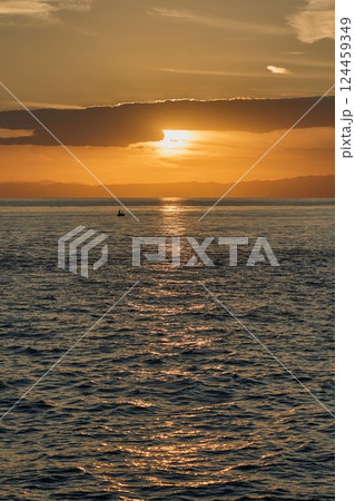 海に沈む夕日と漁船のシルエット ― 静けさと旅情を感じる夕景 124459349