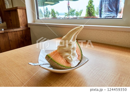 メロンに乗ったソフトクリーム ― 夏のご褒美スイーツと旅行のひととき 124459350