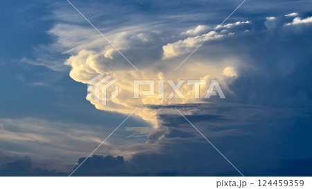 夕陽に染まる積乱雲 ― 天空に広がる壮大な自然のアート 夕陽に染まる積乱雲 ― 天空に広がる壮大な自然のアート 124459359