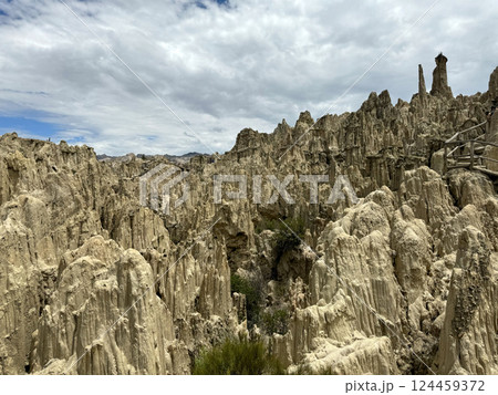 ボリビア・月の谷の奇岩群 ― 自然が創り出した異世界の風景 124459372