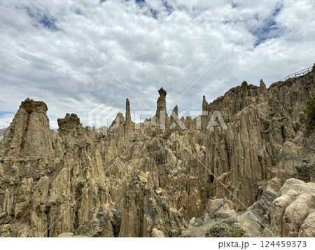 ボリビア・月の谷の奇岩群 ― 自然が創り出した異世界の風景 ボリビア・月の谷の奇岩群 ― 自然が創り出した異世界の風景 124459373