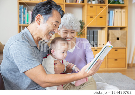 祖父母と孫　絵本読み聞かせ 124459762