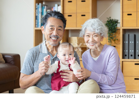 祖父母と孫 団らん 笑顔 祖父母と孫 団らん 笑顔 124459871