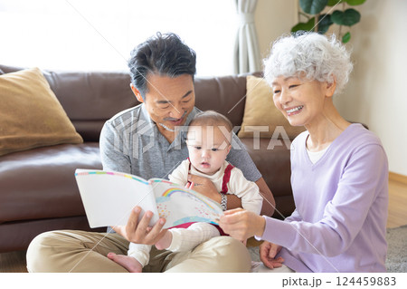 祖父母と孫 絵本読み聞かせ 祖父母と孫 絵本読み聞かせ 124459883