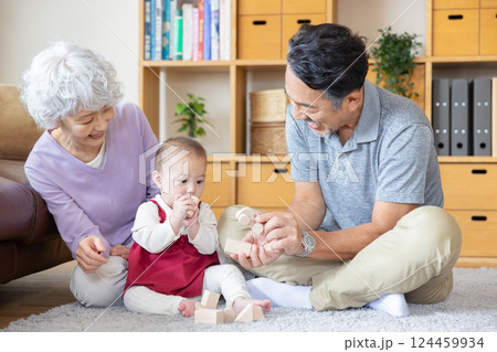 祖父母と孫 積み木 祖父母と孫 積み木 124459934