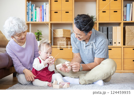 祖父母と孫 積み木 祖父母と孫 積み木 124459935