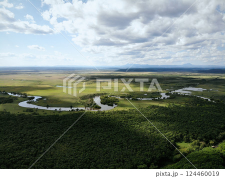 釧路湿原と蛇行する川の空撮風景 124460019