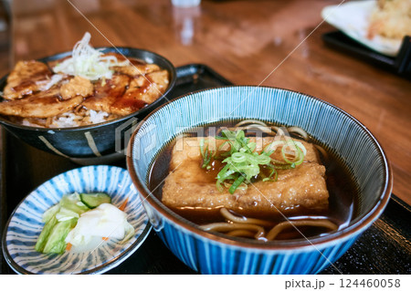 北海道名物・豚丼ときつねそばの和風定食 北海道名物・豚丼ときつねそばの和風定食 124460058