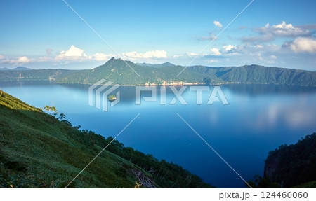 摩周湖を見渡す壮大な風景とカムイシュ島 124460060