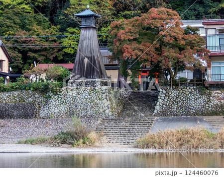 秋の川湊灯台の見える景色 124460076