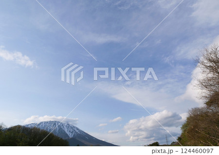 小岩井農場から見た早春の岩手山 早春の雲の乱舞と岩手山 小岩井農場から見た早春の岩手山 早春の雲の乱舞と岩手山 124460097
