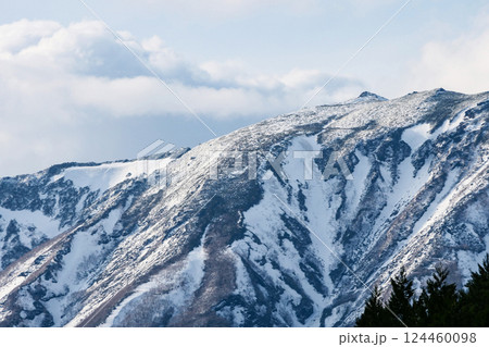 岩手県滝沢市小岩井農場付近から見た秀峰岩手山の頂上付近の雪解け 124460098