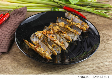 Steamed razor mollusk with lemongrass 124461504