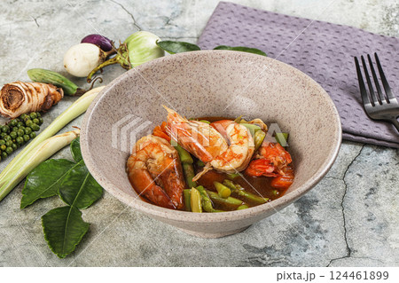 Prawn with asparagus and spices 124461899