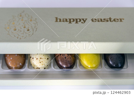 A box of chocolate eggs with the inscription in English Happy Easter. 124462903