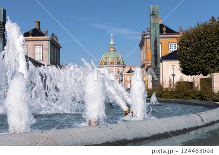 Fountain in the garden at the royal residence in Copenhagen, Denmark 124463098
