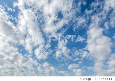 天空の青空に浮く雲の造形【背景素材】 天空の青空に浮く雲の造形【背景素材】 124463344