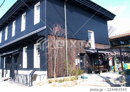 ランドマークの旧銀行の重厚な建物 124463543