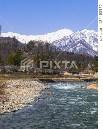 （群馬県）残雪期のみなかみ町・利根川と谷川連峰の絶景 124463570