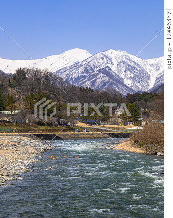 (群馬県)残雪期のみなかみ町・利根川と谷川連峰の絶景 (群馬県)残雪期のみなかみ町・利根川と谷川連峰の絶景 124463571