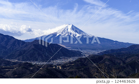 雪かぶる富士山と山並みの絶景(高川山展望) 雪かぶる富士山と山並みの絶景(高川山展望) 124463626