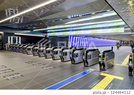 大阪メトロ、夢洲駅の改札口 124464112