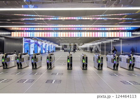大阪メトロ、夢洲駅の改札口 124464113