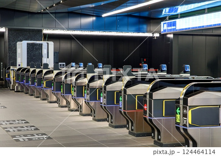 大阪メトロ、夢洲駅の改札口 124464114