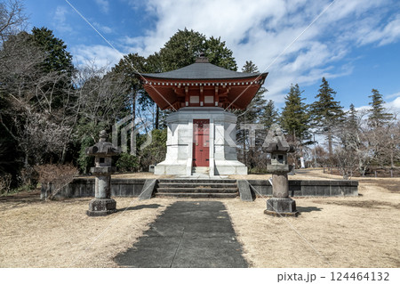 久昌寺本堂裏の高台にある義公廟【茨城県常陸太田市】 124464132