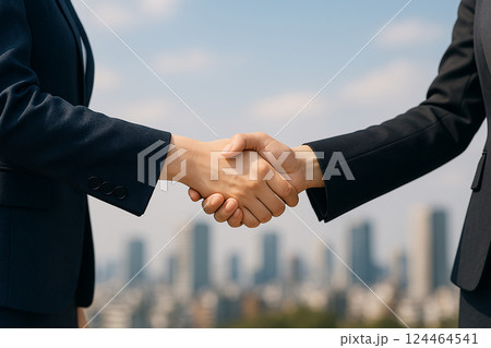都会的背景で握手するビジネスウーマン — 合意と協力のビジネスシーン 124464541