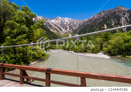 【さわやか上高地】河童橋のシンボル「河童橋」から望む穂高連峰 の絶景 124464586