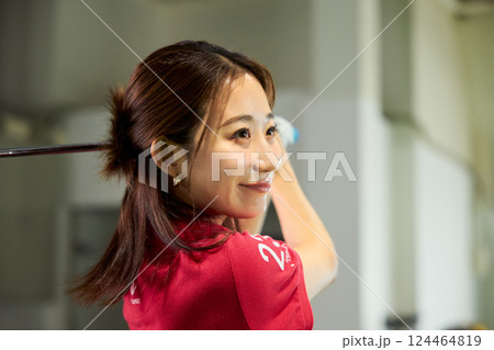 室内ゴルフ練習場で練習をする女性 室内ゴルフ練習場で練習をする女性 124464819