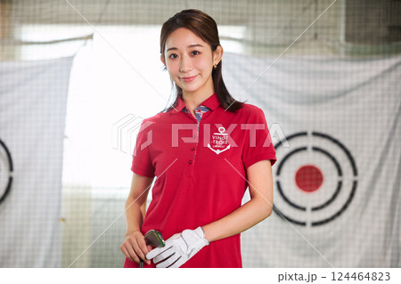 室内ゴルフ練習場で練習をする女性 124464823