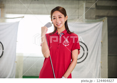 室内ゴルフ練習場で練習をする女性 室内ゴルフ練習場で練習をする女性 124464827