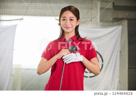室内ゴルフ練習場で練習をする女性 124464828