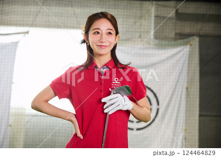 室内ゴルフ練習場で練習をする女性 124464829