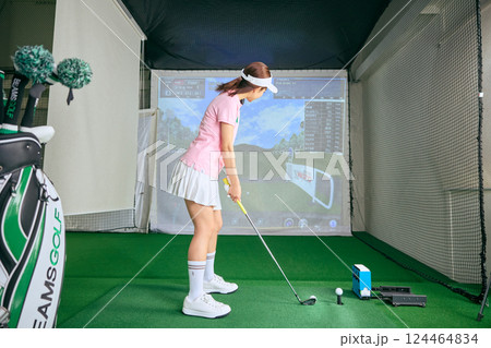 室内ゴルフ練習場で練習をする女性 室内ゴルフ練習場で練習をする女性 124464834