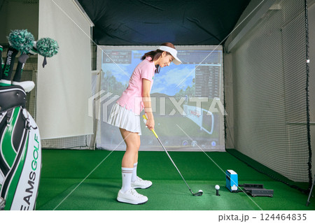 室内ゴルフ練習場で練習をする女性 室内ゴルフ練習場で練習をする女性 124464835