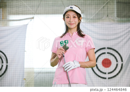 室内ゴルフ練習場で練習をする女性 室内ゴルフ練習場で練習をする女性 124464846