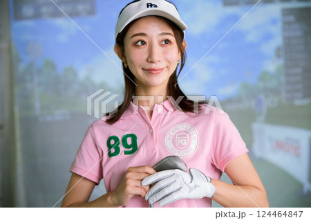 室内ゴルフ練習場で練習をする女性 124464847