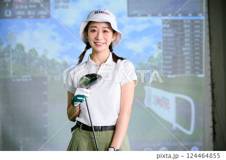 室内ゴルフ練習場で練習をする女性 室内ゴルフ練習場で練習をする女性 124464855