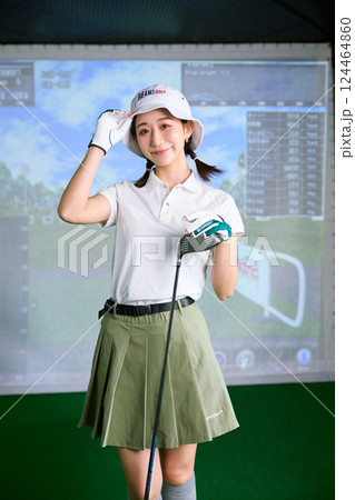 室内ゴルフ練習場で練習をする女性 室内ゴルフ練習場で練習をする女性 124464860