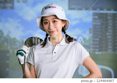 室内ゴルフ練習場で練習をする女性 124464867