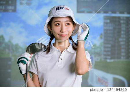 室内ゴルフ練習場で練習をする女性 124464869