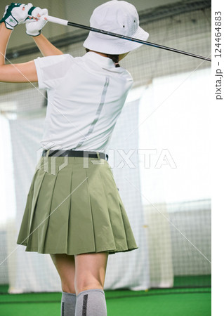 室内ゴルフ練習場で練習をする女性 室内ゴルフ練習場で練習をする女性 124464883