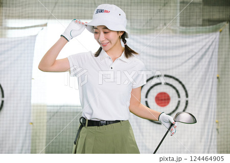 室内ゴルフ練習場で練習をする女性 室内ゴルフ練習場で練習をする女性 124464905