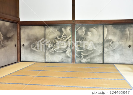 建仁寺方丈　礼の間　紙本墨画雲竜図【重要文化財】 124465047